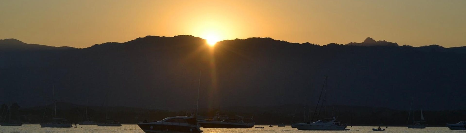 Sonnenuntergang während der Bootstour bei Sonnenuntergang zur Insel Cerbicale mit Aperitif