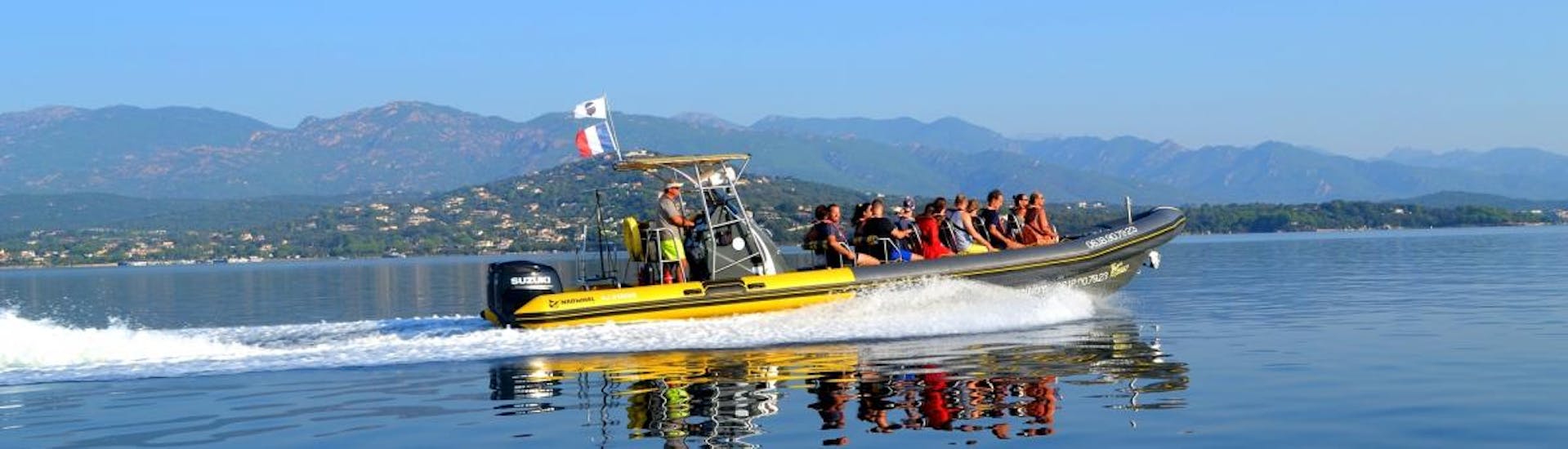 Das Boot navigiert auf dem tiefblauen Wasser während der Bootstour zum Strand von Roccapina und in den Süden Korsikas von Santa Giulia