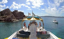Das Boot fährt während der Privaten Bootstour im Süden Korsikas ab Porto-Vecchio mit Corsica Sud Croisières Porto-Vecchio