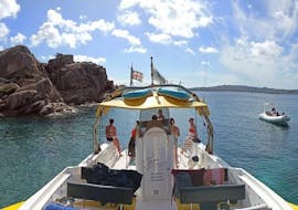 Das Boot fährt während der Privaten Bootstour im Süden Korsikas ab Porto-Vecchio mit Corsica Sud Croisières Porto-Vecchio