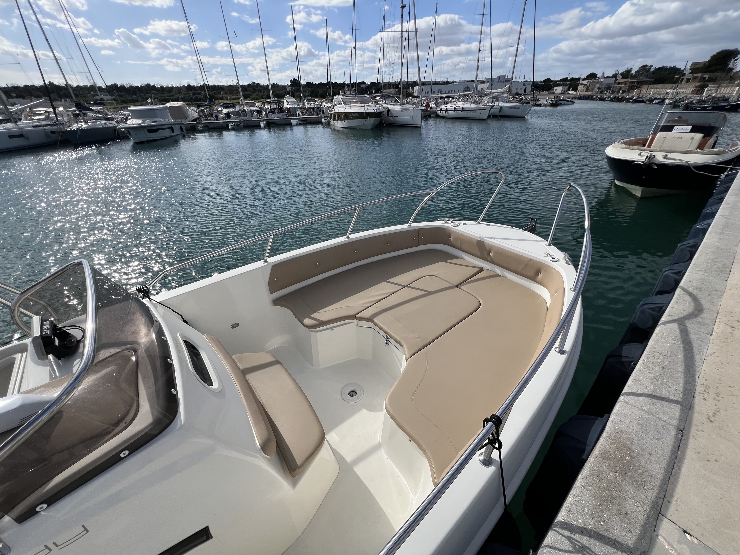 Privé boottocht naar de grotten van Polignano a Mare met Rent Me Charter Polignano a Mare.