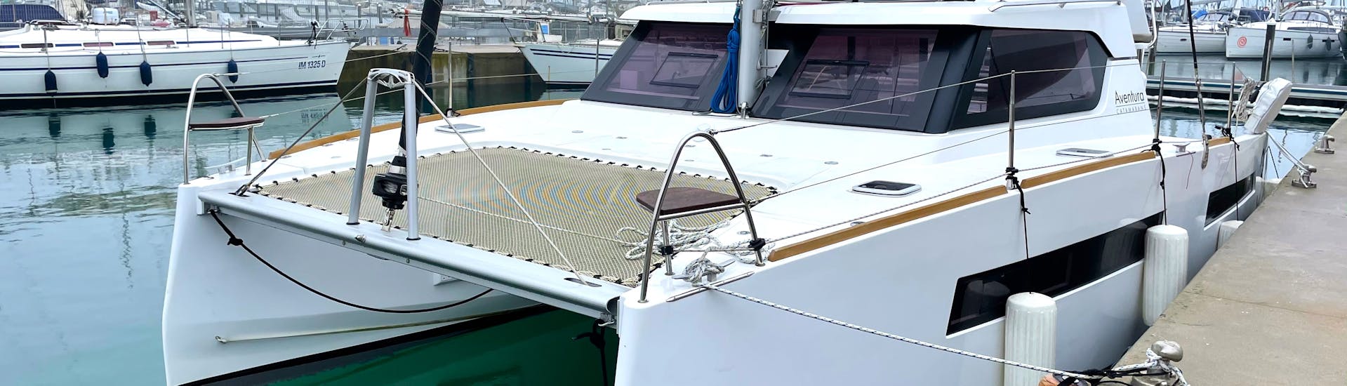 Foto de uno de los catamaranes utilizados para el paso privado en catamarán a las Cuevas Marinas de Polignano a Mare con Rent Me Charter.