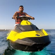 Un uomo su una moto d'acqua del Noleggio moto d'acqua a Marsaskala con Sensi Watersports Malta.
