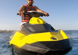 Un uomo su una moto d'acqua del Noleggio moto d'acqua a Marsaskala con Sensi Watersports Malta.
