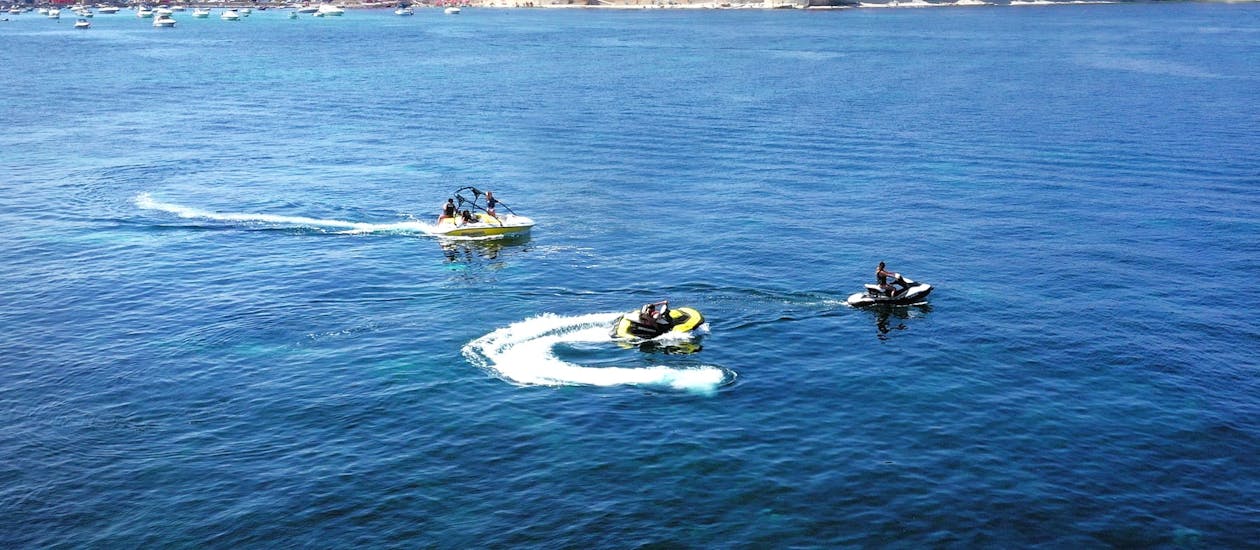 Tre persone in acqua durante il Noleggio moto d'acqua a Marsaskala con Sensi Watersports Malta.
