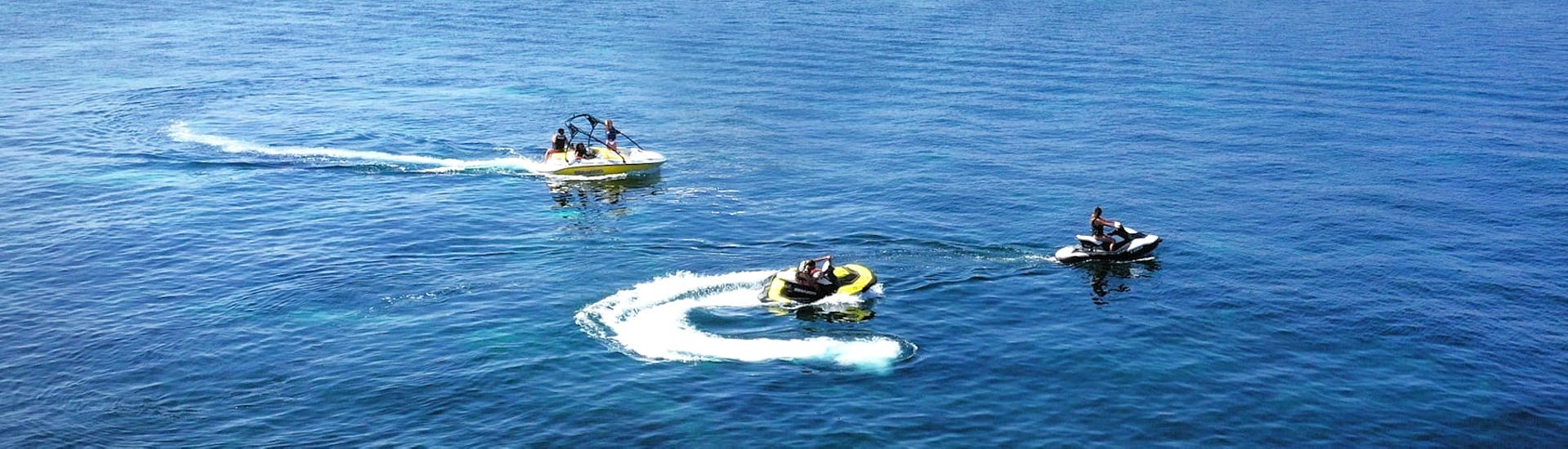 Drei Personen auf dem Wasser in Malta mit dem Jet-Ski-Verleih in Marsaskala.