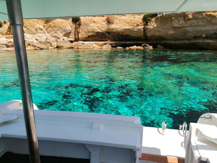Uitzicht op de zee vanaf de boot van Gita in Barca Zorro Lampedusa tijdens de Boottocht rond Lampedusa met Lunch.