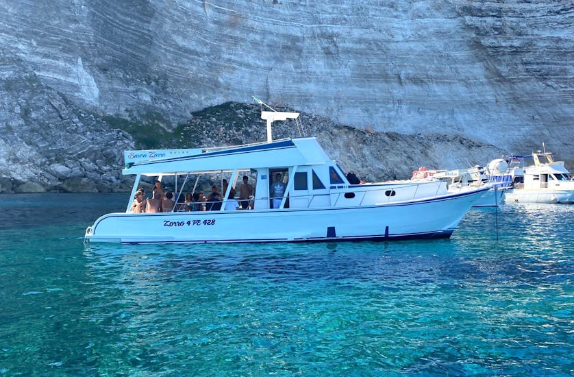 Picture of the boat from Gita in Barca Zorro Lampedusa on the sea during the Sunset Boat Trip around Lampedusa with Apéritif and Dinner.