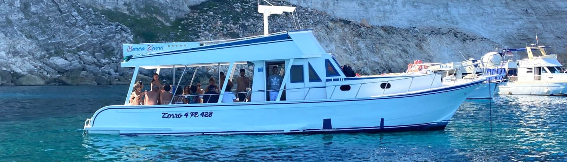 Foto della barca di Gita in Barca Zorro Lampedusa sul mare durante la Gita in barca al tramonto attorno a Lampedusa con aperitivo e cena.