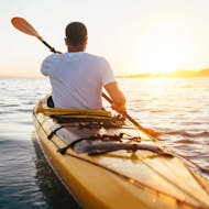 Un hombre disfruta de las vistas durante la excursión guiada en kayak al atardecer con Sensi Watersports Malta.