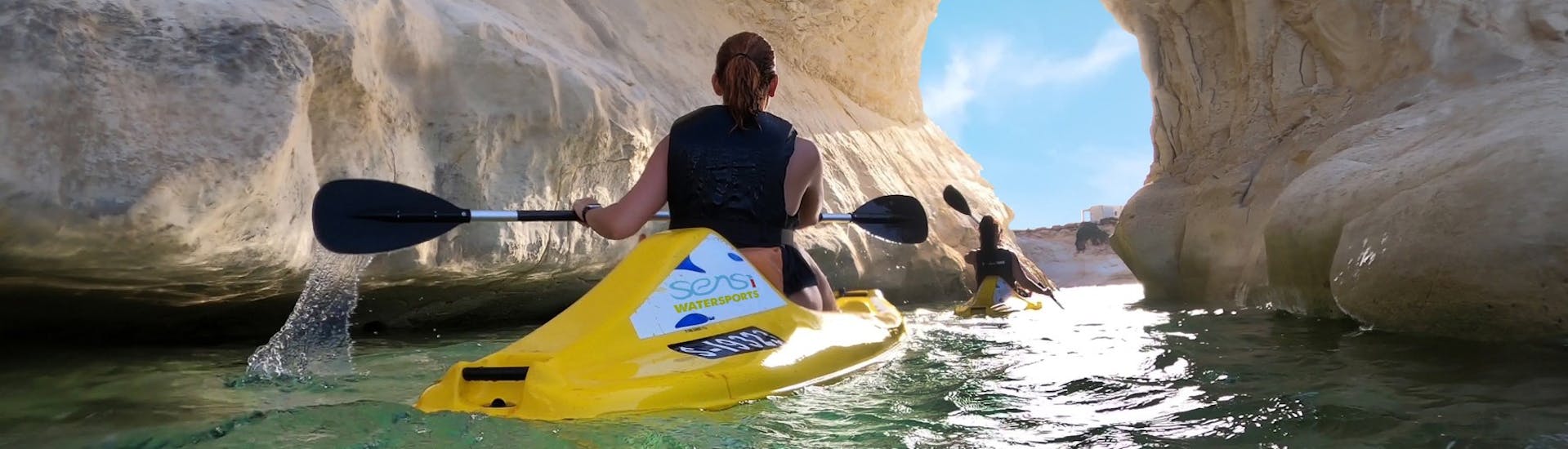 Dos personas en el agua durante la excursión guiada en kayak al atardecer con Sensi Watersports Malta.