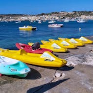 Die Kajaks, die während des Kajakverleihs in Marsaskala mit Sensi Watersports Malta verfügbar sind.