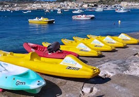 Die Kajaks, die während des Kajakverleihs in Marsaskala mit Sensi Watersports Malta verfügbar sind.