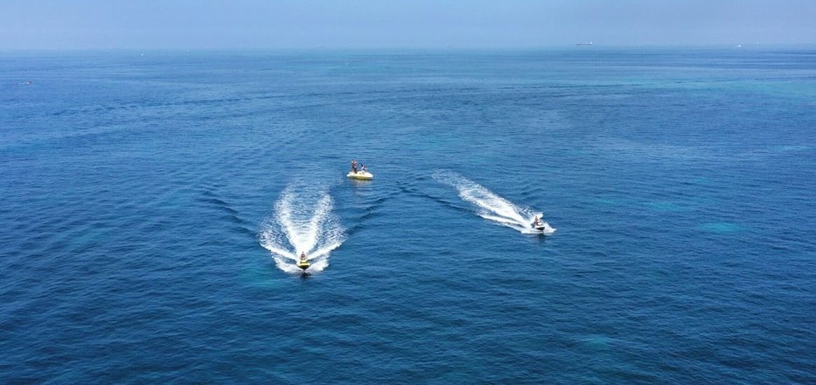 Tre persone nelle acque maltesi durante l'Escursione in moto d'acqua da Marsakala a St Peters Pool e Pretty Bay con Sensi Watersports Malta.