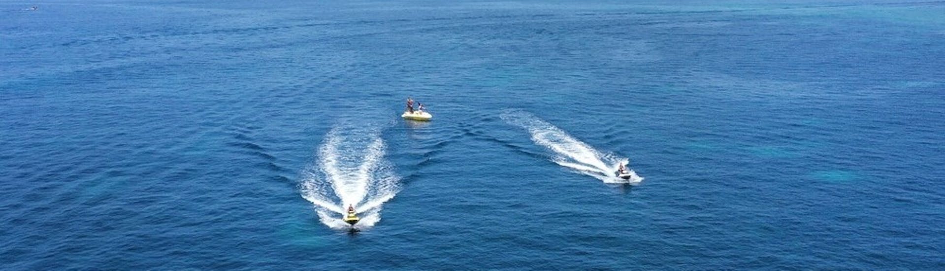 Drei Personen auf den maltesischen Gewässern während einer Jet-Ski-Safari von Marsakala nach St Peters Pool & Pretty Bay mit Sensi Watersports Malta.