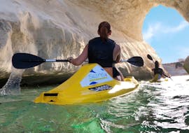 Deux personnes explorant le littoral de Marsaskala lors d'une sortie en kayak de mer à Marsaskala avec Sensi Watersports Malta.