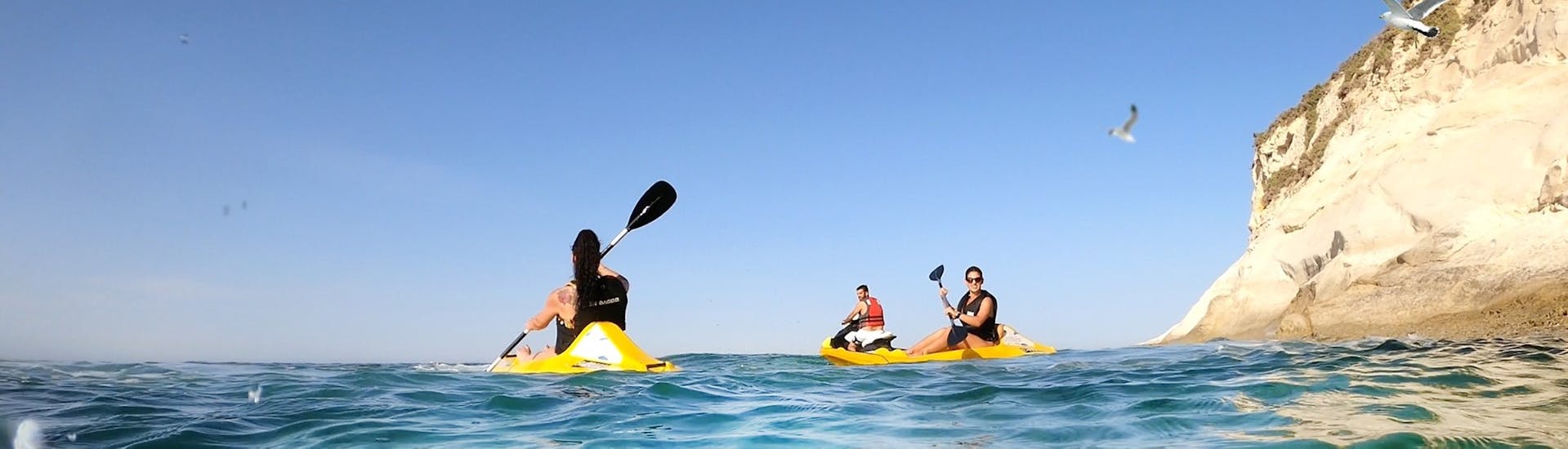 Menschen paddeln in der St. Thomas Bay während des Sea Kayaking in Marsaskala mit Sensi Watersports Malta.