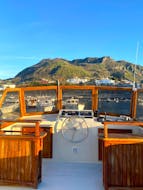 Das Boot von Rocca Corsa fährt um die Insel Ischia herum nach Spiaggia di Citara.