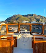 La barca Rocca Corsa durante la Gita in barca intorno all'isola di Ischia.