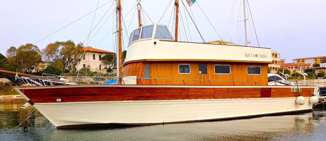 Barco de Rocca Corsa listo para salir de paseo a Ischia.