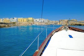 The boat from Samiro is navigating from Gallipoli to Sant'Andrea Island.