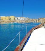 The boat from Samiro is navigating from Gallipoli to Sant'Andrea Island.