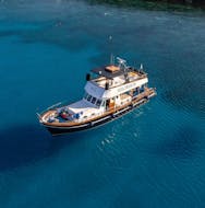 El barco utilizado por Ayia Trias Cruises Chipre durante el paseo en barco de Pernera a Blue Lagoon y Cabo Greco.