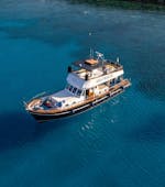 El barco utilizado por Ayia Trias Cruises Chipre durante el paseo en barco de Pernera a Blue Lagoon y Cabo Greco.