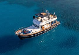 La barca che si usa durante la Gita in barca da Pernera alla Laguna Blu e a Capo Greco con Ayia Trias Cruises Cyprus.