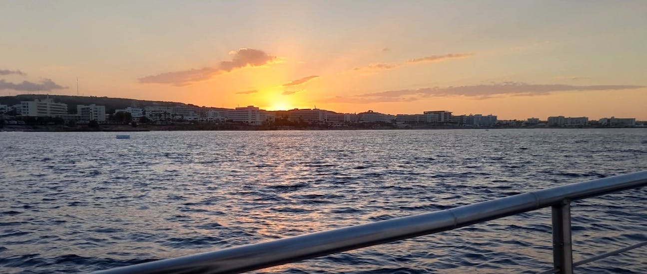 Der Sonnenuntergang auf der Bootsfahrt von Pernera zur Blauen Lagune und zum Kap Greco mit Ayia Trias Cruises Cyprus.