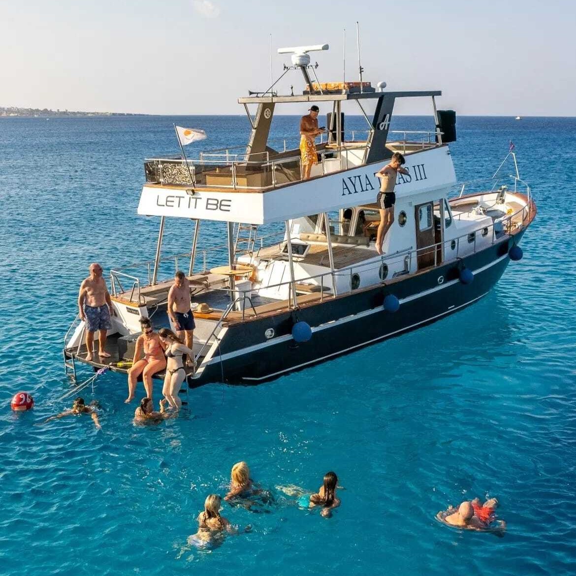 De boot gebruikt tijdens de Privé Boottocht van Pernera naar Blue Lagoon en Cape Greco met Ayia Trias Cruises Cyprus.