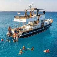 El barco utilizado durante el paseo en barco privado de Pernera a la Laguna Azul y Cabo Greco con Ayia Trias Cruises Chipre.