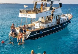 De boot gebruikt tijdens de Privé Boottocht van Pernera naar Blue Lagoon en Cape Greco met Ayia Trias Cruises Cyprus.