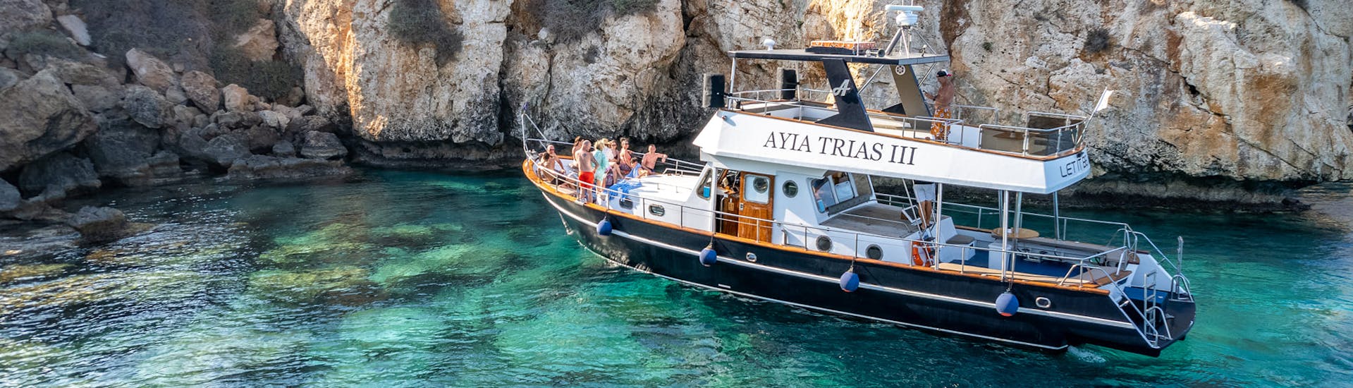 De boot gebruikt tijdens de Privé Boottocht van Pernera naar Blue Lagoon en Cape Greco met Ayia Trias Cruises Cyprus.