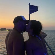 Ein Paar genießt seine private Bootsfahrt von Pernera zur Blauen Lagune bei Sonnenuntergang mit Ayia Trias Cruises Cyprus.