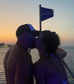 Ein Paar genießt seine private Bootsfahrt von Pernera zur Blauen Lagune bei Sonnenuntergang mit Ayia Trias Cruises Cyprus.