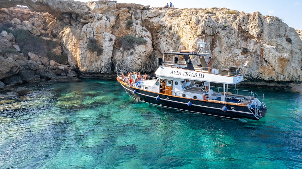 Barco utilizado durante el paseo privado en barco al atardecer desde Pernera a la Laguna Azul con Ayia Trias Cruises Chipre.