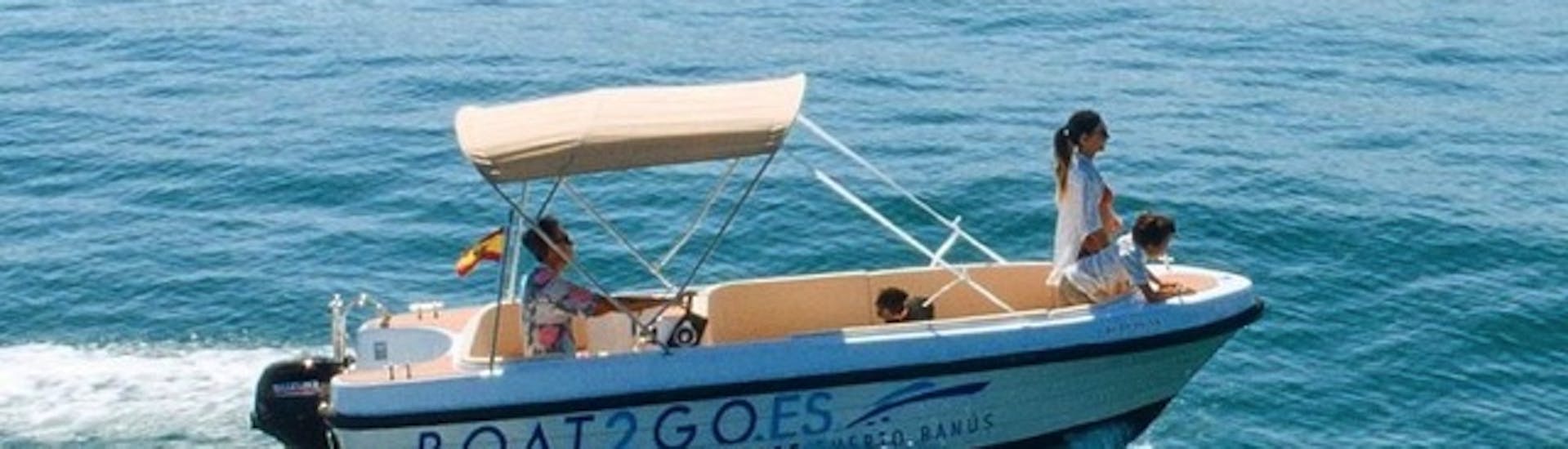 Des personnes profitent du beau temps sur un bateau de location Boat2Go à Marbella, Puerto Banús.