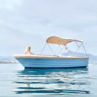 Menschen, die eine Bootstour ohne Lizenz in Marbella mit Boat2Go genießen.