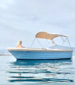 Gente disfrutando de un paseo en barco sin licencia en Marbella con Boat2Go.