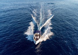 Barco de alquiler de Boat2Go con patrón navegando por la costa de Marbella.