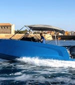 Hombre disfrutando de un paseo en el mar de Marbella en un barco con licencia y con capacidad para 8 personas alquilado con Boat2Go.