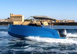 Un uomo si gode la barca noleggiata con il noleggio barca a Marbella con patente nautica (fino a 8 persone) con Boat2Go Puerto Banus.