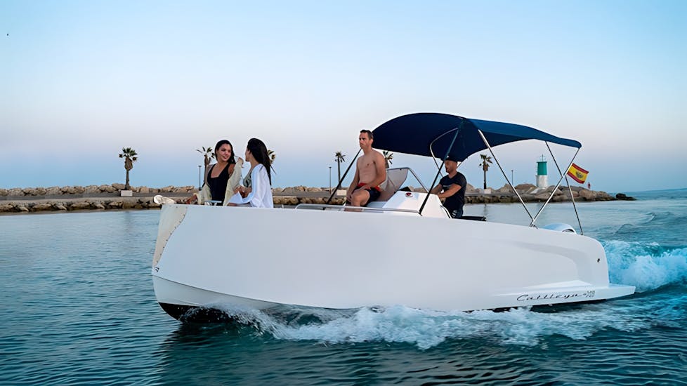 People enjoying the sea in Puerto Banús with a boat with license in Marbella, Puerto Banús with Boat2Go.