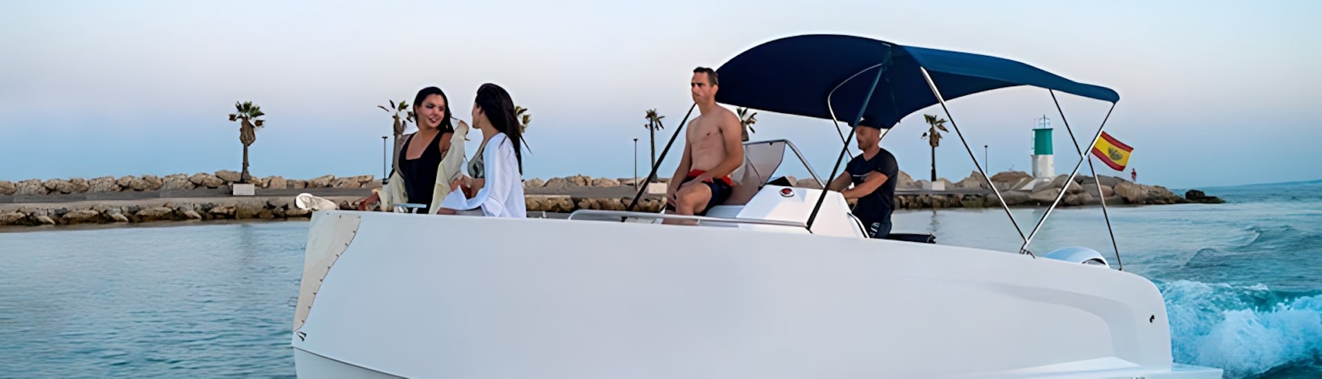 Personen genießen das Meer in Puerto Banús beim Bootsverleih in Marbella mit Lizenz (bis zu 8 Personen)