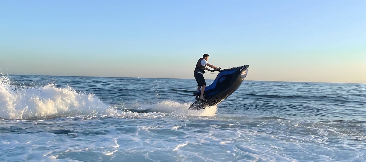 Un ragazzo accelera sulla sua moto d'acqua durante il Noleggio moto d'acqua a Marbella con patente nautica.