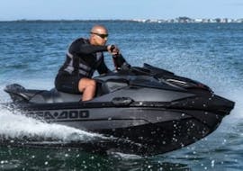 Un uomo sulla moto d'acqua durante il Noleggio moto d'acqua a Marbella con patente nautica con Boat2Go Puerto Banus.