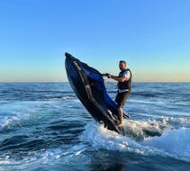 Hombre divirtiéndose en una moto de agua en Marbella con Boat2Go