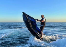 Ein Mann hat Spaß mit einem Jet Ski während einer Jetski-Safari entlang Puerto Banús, Marbella mit Boat2Go Marbella