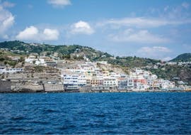 Aussicht vom Boot auf die Stadt Ischia während der Bootstour um Ischia mit Mittagessen und Schnorcheln mit Ischia Seadream.